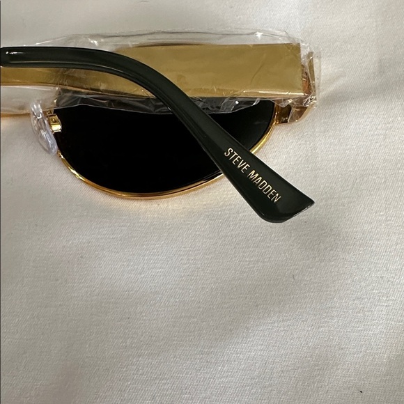 Steve Madden Mystie Sunglasses Women’s Gold frame, Green oval lens - Picture 5 of 5